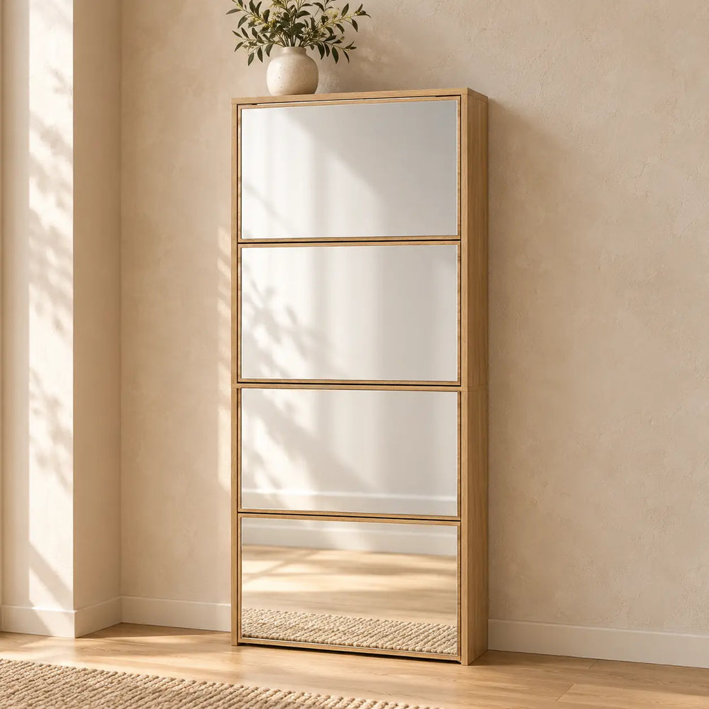 Scarpiera con specchio in un ingresso elegante